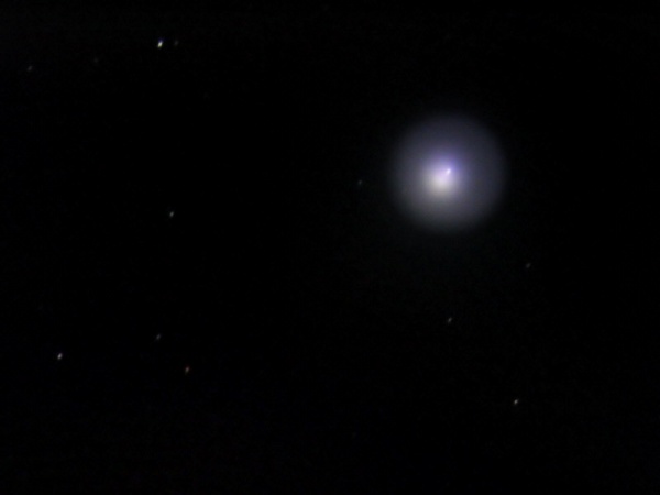 zdjęcie komety 17P/Holmes wykonane w projekcji afokalnej