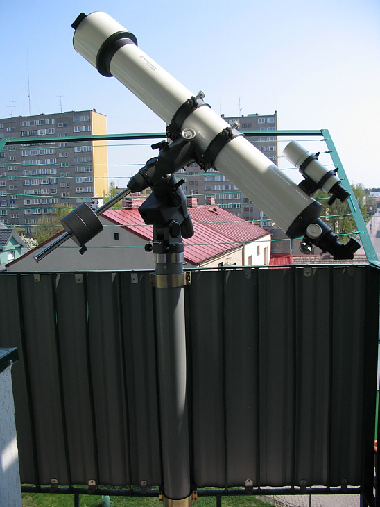 Teleskop Messier R-127L z głowicą MON-2 zamocowany za pomocą przejściówki na rurze przytwierdzonej do poręczy balkonu