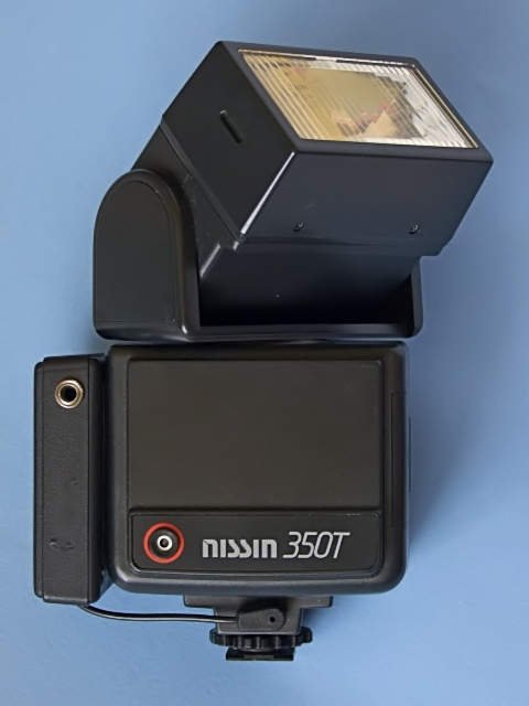 Lampa błyskowa Nissin 350T z dołączoną drugą wersją fotoceli
