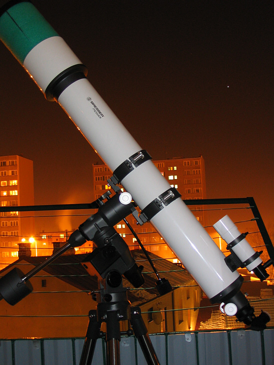Teleskop na balkonie z założonym odrośnikiem