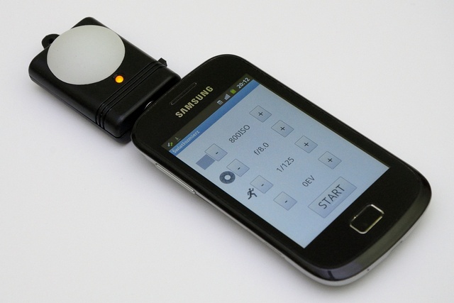 Światłomierz podłączony do telefonu komórkowego z systemem Android